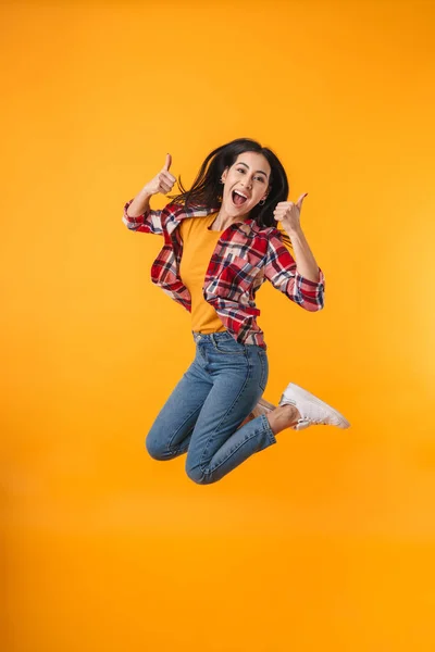 Foto Mujer Joven Asombrada Saltando Mostrando Pulgares Hacia Arriba Aislados —  Fotos de Stock