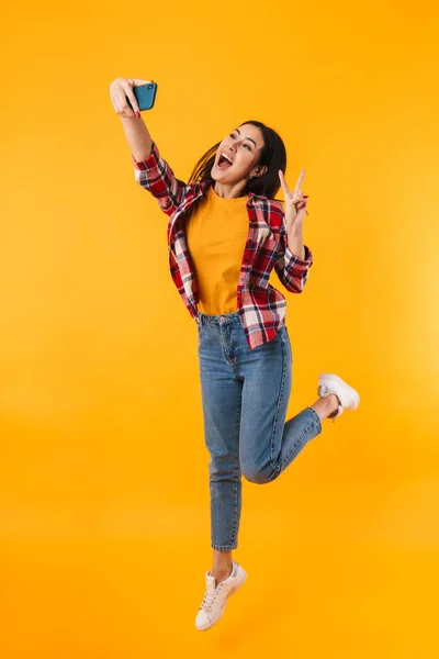 Foto Una Joven Sorprendida Haciendo Gestos Señal Paz Mientras Toma —  Fotos de Stock