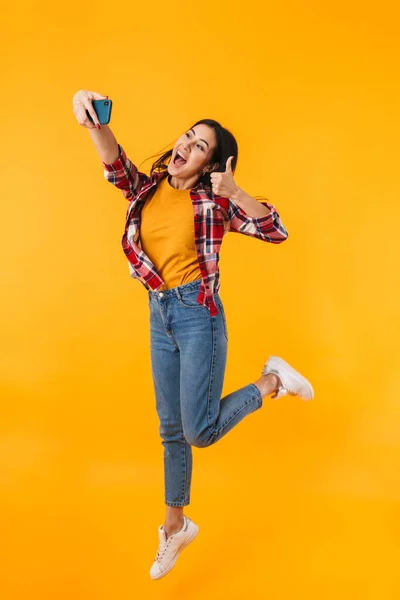 Sarı Arka Planda Izole Edilmiş Cep Telefonundan Selfie Çekerken Baş — Stok fotoğraf