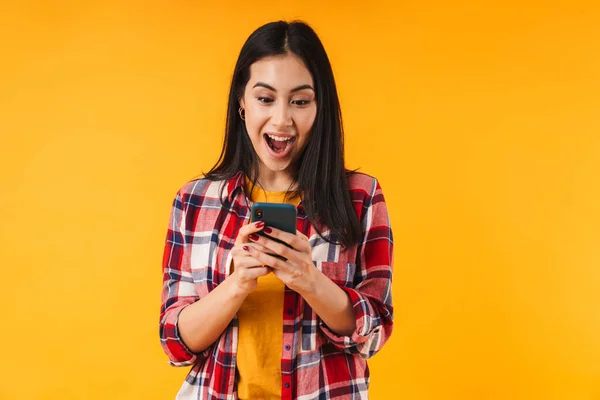 Foto Van Opgewonden Brunette Vrouw Uiten Verrassing Tijdens Het Gebruik — Stockfoto