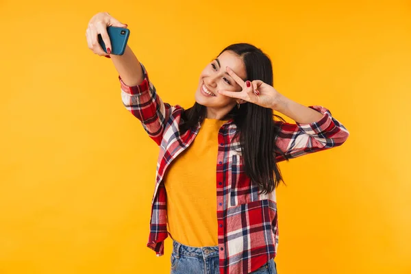 Foto Una Mujer Agradable Haciendo Gestos Señal Paz Mientras Toma — Foto de Stock