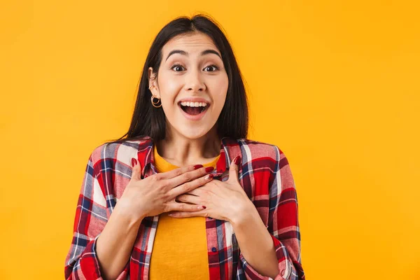 Foto Mulher Morena Espantada Sorrindo Enquanto Olha Para Câmera Isolada — Fotografia de Stock