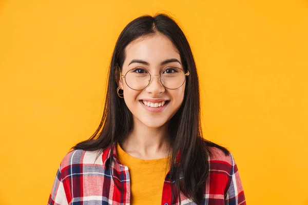 Foto Una Donna Bruna Soddisfatta Con Gli Occhiali Che Sorride — Foto Stock