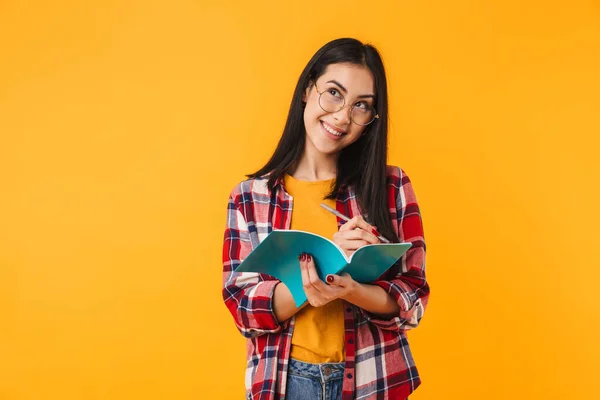 Foto Van Denkende Brunette Vrouw Bril Glimlachen Terwijl Het Maken — Stockfoto