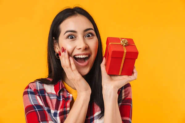 Foto Una Joven Encantada Expresando Sorpresa Sosteniendo Caja Regalo Aislada — Foto de Stock