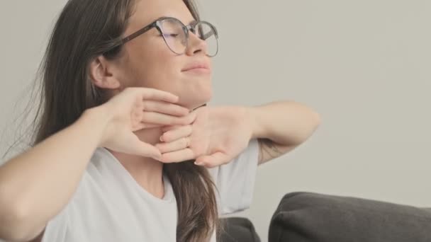 Mulher Morena Bonita Feliz Óculos Bocejando Cobrindo Boca Enquanto Sentada — Vídeo de Stock