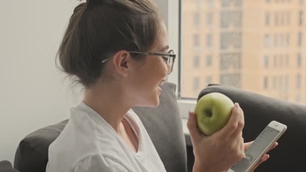 Vista Lateral Mulher Bonita Morena Feliz Óculos Usando Smartphone Enquanto — Vídeo de Stock