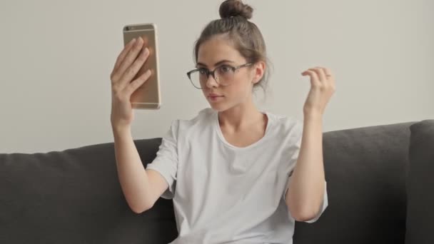 Calma Mujer Morena Bonita Gafas Usando Teléfono Inteligente Como Espejo — Vídeos de Stock