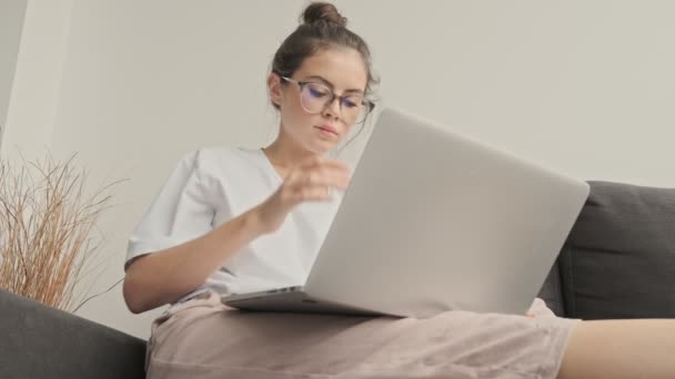 Vista Desde Abajo Bonita Mujer Morena Concentrada Gafas Usando Computadora — Vídeo de stock