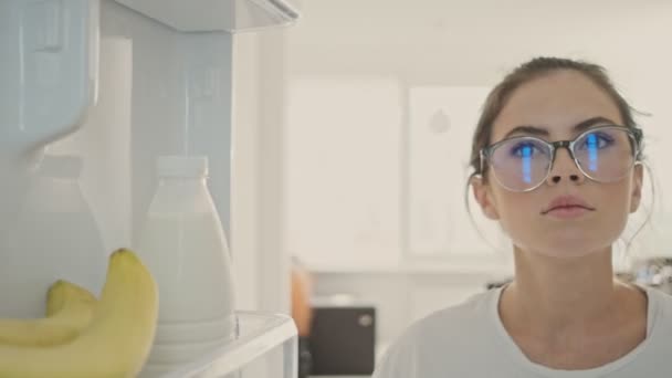 Calma Mulher Morena Bonita Óculos Levando Garrafa Leite Bananas Geladeira — Vídeo de Stock