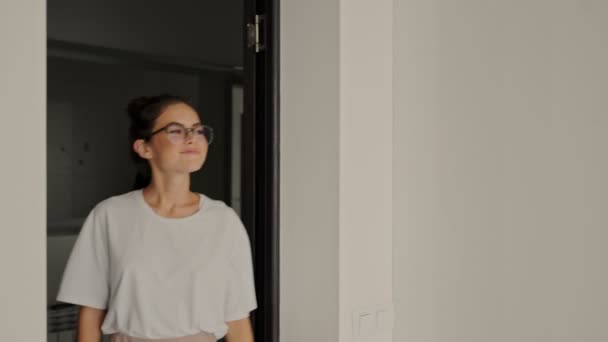 Mujer Morena Bonita Feliz Gafas Graduadas Entrando Cocina Buscando Algo — Vídeo de stock