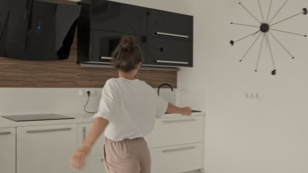 Vrolijke Mooie Brunette Vrouw Bril Dansen Thee Drinken Dat Keuken — Stockvideo