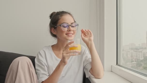 Lachende Mooie Brunette Vrouw Bril Drinken Sap Kijken Naar Het — Stockvideo