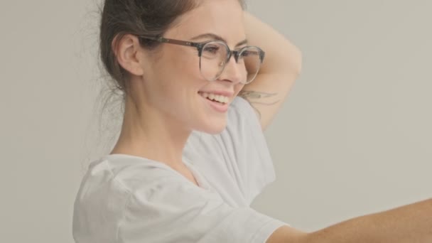 Glückliche Hübsche Brünette Frau Mit Brille Macht Selfie Auf Smartphone — Stockvideo