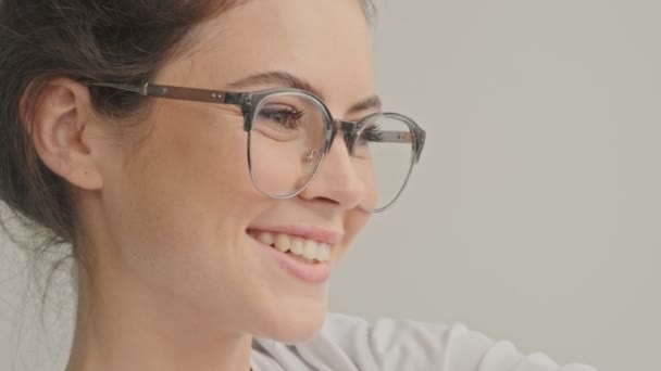 Agradable Bonita Morena Mujer Gafas Haciendo Selfie Casa — Vídeos de Stock