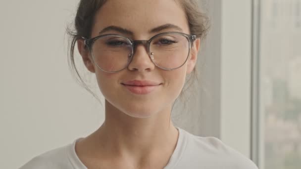 Sonriente Mujer Morena Bonita Gafas Mirando Cámara Casa — Vídeos de Stock