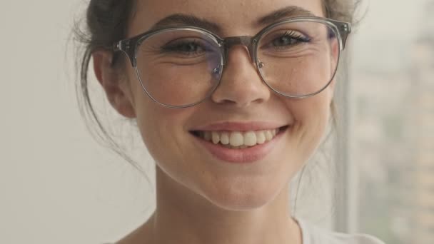 Close Vista Mulher Bonita Morena Feliz Óculos Olhando Para Câmera — Vídeo de Stock