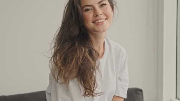 Щаслива Красива Брюнетка Жінка Показуючи Знак Дивлячись Камеру Вдома — стокове відео