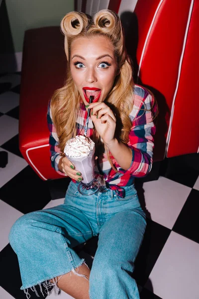 Photo Gorgeous Cheerful Woman Beautiful Hairstyle Drinking Milkshake While Sitting — Stock Photo, Image