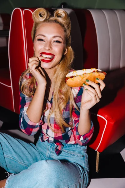 Foto Giovane Donna Ridente Con Bella Acconciatura Mangiare Hotdog Patatine — Foto Stock