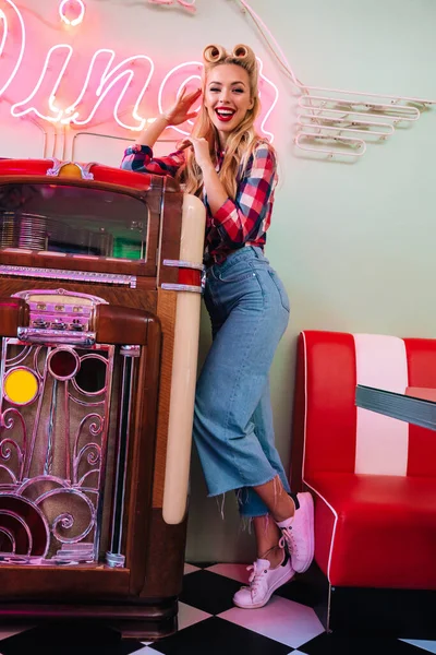 Foto Joven Mujer Alegre Con Hermoso Peinado Sonriendo Mientras Inclina — Foto de Stock