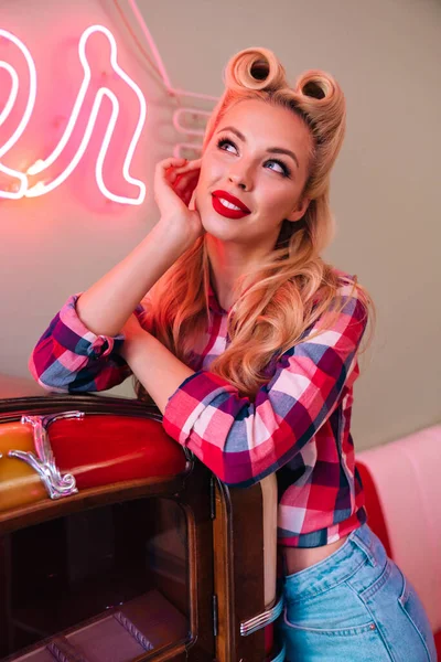 Foto Joven Mujer Alegre Con Hermoso Peinado Sonriendo Mientras Inclina — Foto de Stock