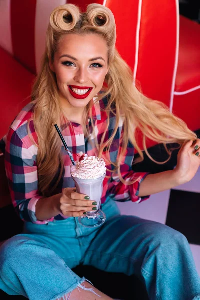 Photo Gorgeous Cheerful Woman Beautiful Hairstyle Drinking Milkshake Retro American — Stock Photo, Image