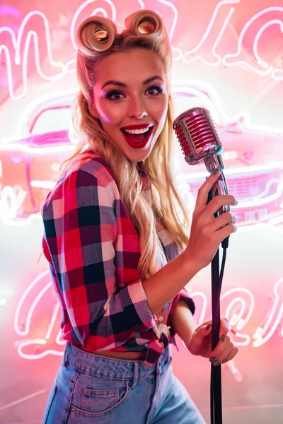 Photo Cheerful Caucasian Woman Microphone Singing Smiling Neon Signboard — Stock Photo, Image