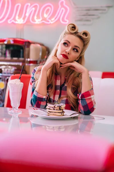 Photo Gorgeous Thinking Woman Beautiful Hairstyle Eating Pancakes Drinking Milkshake — Stock Photo, Image
