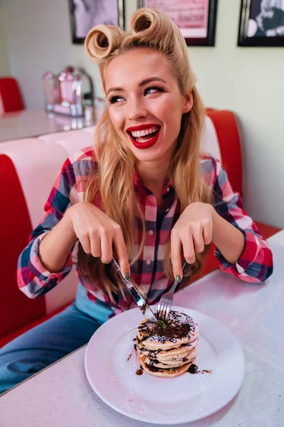 Foto Splendida Donna Allegra Con Bella Acconciatura Mangiare Frittelle Ridere — Foto Stock