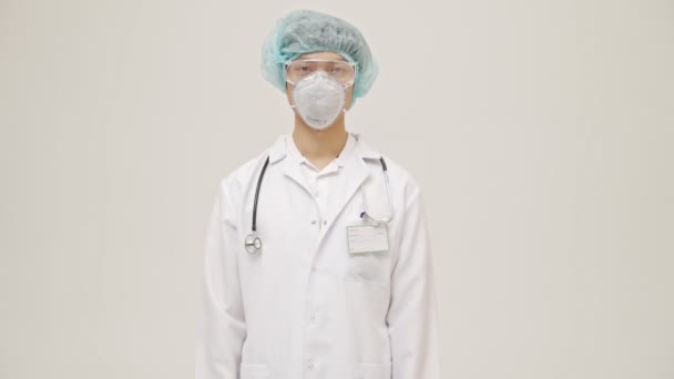 Joven Médico Asiático Aislado Sobre Fondo Blanco Pared Uniforme Estéril — Vídeo de stock