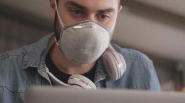 Koronavirüs yüzünden maske takan genç, ofiste ciddi bir iş adamı.
