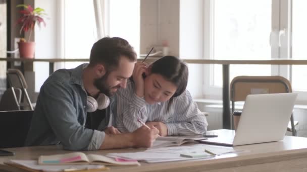 Jeunes Étudiants Concentrés Intérieur Dans Salle Classe Écrire Des Notes — Video