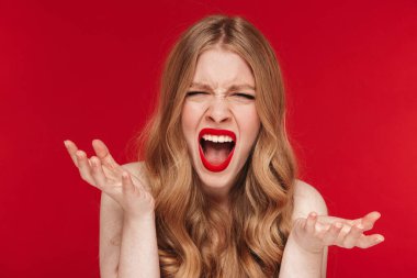 Kırmızı duvar arkasında parlak kırmızı rujlu, izole bir şekilde poz veren çığlık atan Kafkas bir kadının fotoğrafı..
