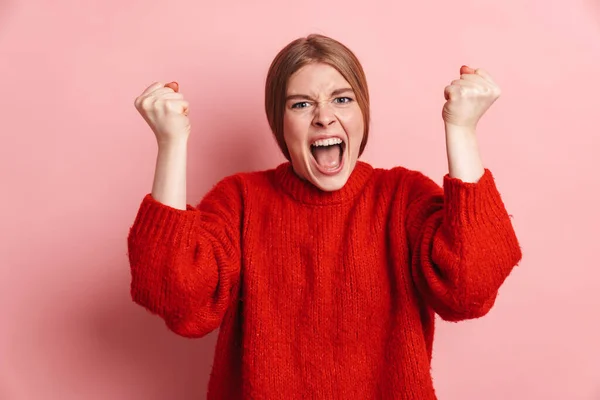 Foto Der Wütenden Blonden Frau Roten Pullover Schreit Mit Fäusten — Stockfoto