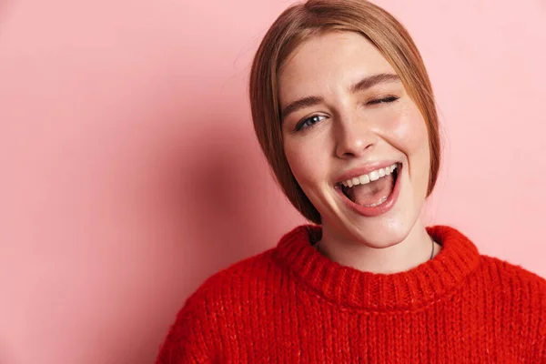 Foto Hermosa Mujer Feliz Suéter Rojo Sonriendo Guiñando Ojo Mientras — Foto de Stock