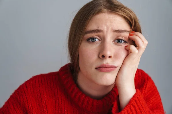 Foto Mujer Hermosa Infeliz Suéter Rojo Pensando Mirando Cámara Aislada —  Fotos de Stock