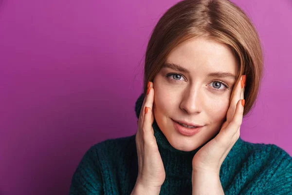 Imagen Una Joven Optimista Positiva Posando Aislada Sobre Fondo Pared — Foto de Stock