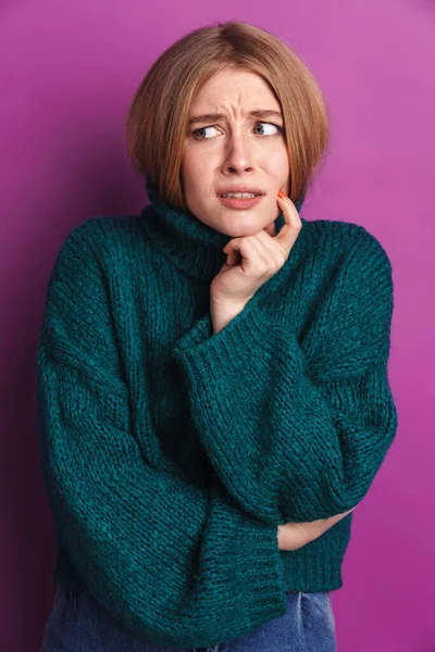 Zdjęcie Wystraszonej Młodej Kobiety Zielonym Swetrze Wyrażającej Zaskoczenie Spoglądającej Odizolowaną — Zdjęcie stockowe