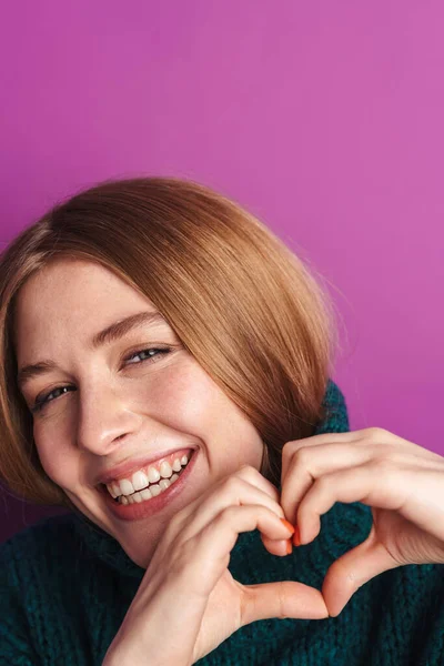 Photo Joyful Caucasian Woman Green Sweater Laughing Making Heart Gesture — Stock Photo, Image