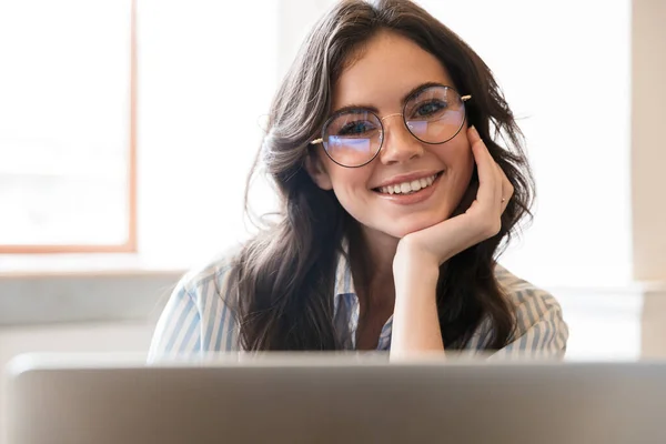 Preciosa Joven Morena Sonriente Sentada Mesa Del Café Interior Trabajando — Foto de Stock