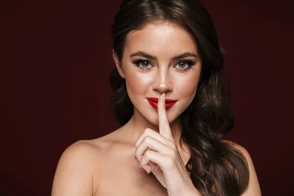 Bild Ung Skjorta Kvinna Med Vacker Makeup Gör Tystnad Gest — Stockfoto