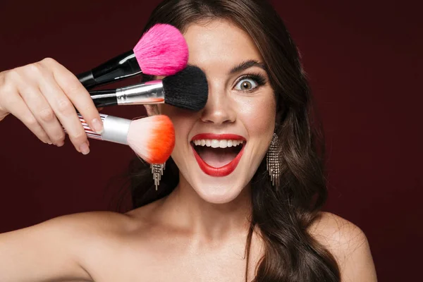 Imagen Mujer Sin Camisa Encantada Usando Pendientes Sonriendo Sosteniendo Cepillos — Foto de Stock