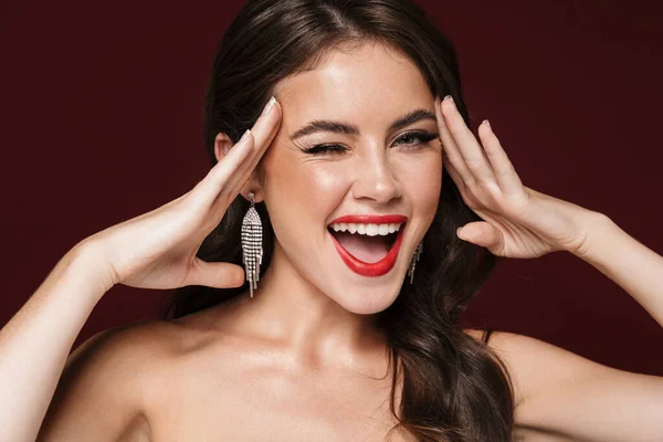 Εικόνα Χαρούμενης Γυναίκας Χωρίς Πουκάμισο Που Φοράει Σκουλαρίκια Χαμογελώντας Και — Φωτογραφία Αρχείου
