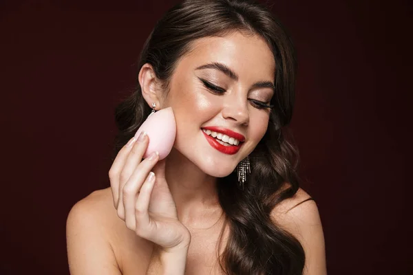 Imagen Mujer Feliz Sin Camisa Con Pendientes Sonriendo Usando Esponja — Foto de Stock