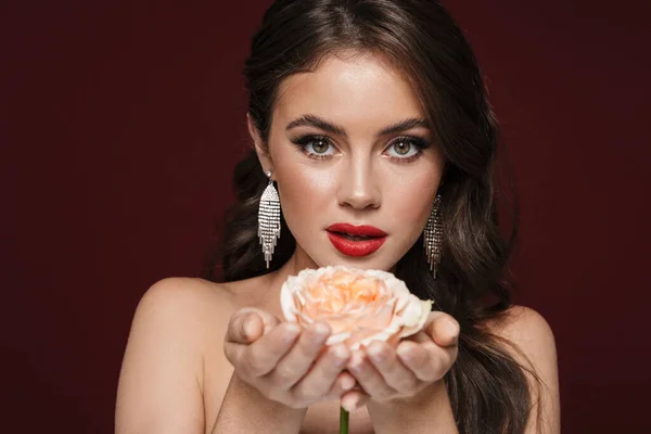 Imagen Una Romántica Mujer Sin Camisa Con Pendientes Sosteniendo Rosa —  Fotos de Stock