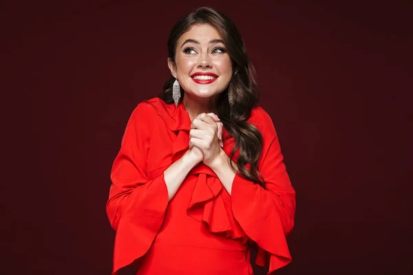 Εικόνα Της Ευτυχούς Γυναίκας Φορώντας Κόκκινο Φόρεμα Χαμογελώντας Κοιτάζοντας Προς — Φωτογραφία Αρχείου