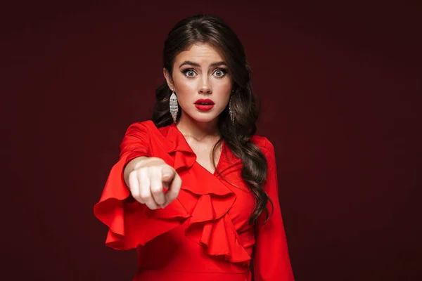 Imagem Mulher Chocada Vestindo Vestido Vermelho Apontando Dedo Para Câmera — Fotografia de Stock