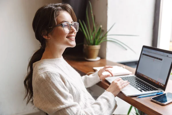 Afbeelding Van Jonge Mooie Blanke Vrouw Met Bril Met Laptop — Stockfoto