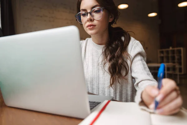 Image Young Beautiful Caucasian Woman Wearing Eyeglasses Using Laptop While — Stock Photo, Image